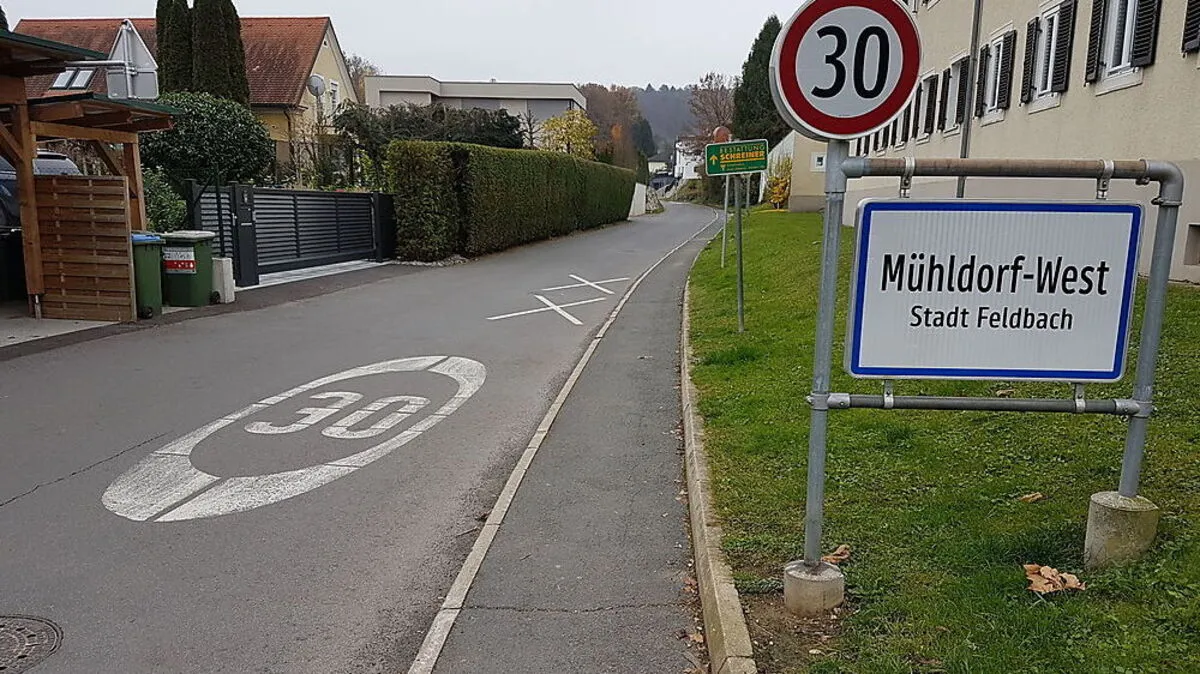 Dass hier Tempo 30 gilt, ist schwer zu übersehen. Es wird aber von den wenigsten eingehalten.