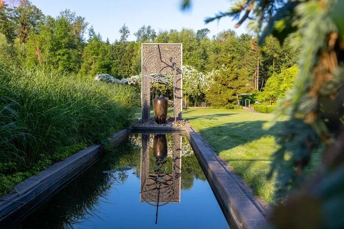 4000 Quadratmeter Garten hat das Ehepaar Perner im Lauf der Jahrzehnte in verschiedene Zonen gegliedert. Es gibt zum Beispiel eine Wasserachse mit einem Teich in dem im August die Lotosblüten blühen.