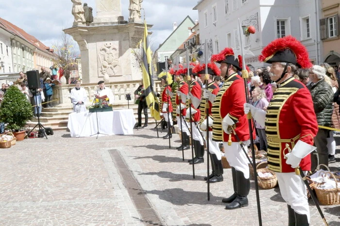 Übrigens: Zur Verschönerung der Feierlichkeiten mit Dechant Rudolf Pacher trugen die Bürgerliche Trabantengarde unter Hauptmann Andreas Ellersdorfer, das Erste Kärntner Trommlerkorps St. Veit (Peter Wolfbauer) sowie Rudi Lechner auf der Gitarre bei. 