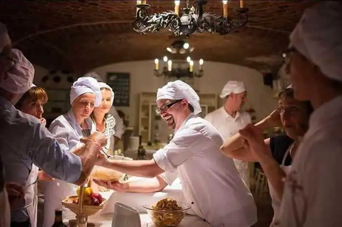 Mit seinen Strudelshows und Backkursen bringt er Interessierten aus aller Welt die Kunst des Apfelstrudelbackens nah.