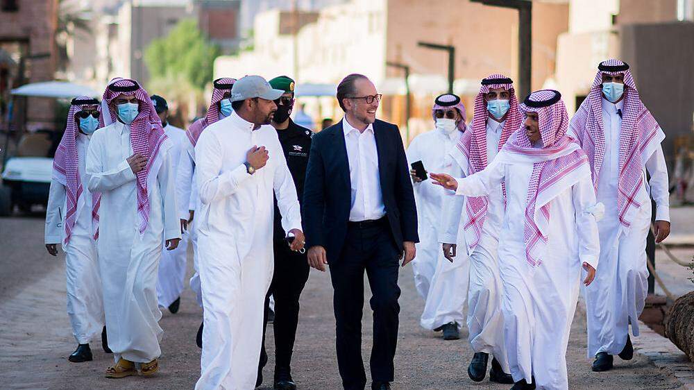 Besuch in der Ruinenstadt Al-Ula: Außenminister Alexander Schallenberg mit seinem Amtskollegen Prinz Faisal bin Farhan Al Saud (2.v.r.)