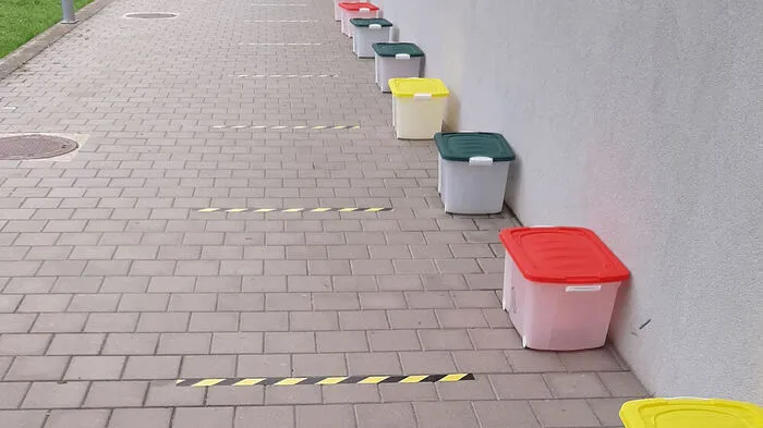 Solche Sperrlinien zum Abstand halten vor der Schule wurden entfernt.