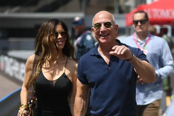 Celebrities at the Tag Heuer Formula 1 F1 Grand Prix of Monaco Jeff Bezos and his fiancée Lauren Sanchez Celebrities at the Tag Heuer Formula 1 F1 Grand Prix of Monaco on May 25, 2025 Lionel Urman Bestimage F1 Grand Prix of Monaco at Circuit de Monaco on May 25, 2025 in Monte Carlo, Monaco Monaco PUBLICATIONxNOTxINxFRAxUKxUSAxAUSxBEL Copyright: xLIONELxURMANxx/xBESTIMAGExLIONELxURMANxx/xBESTIMAGEx
