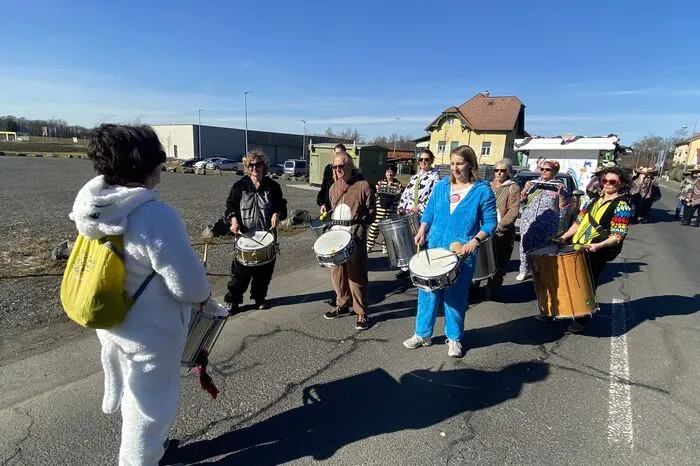 Schon bevor der Faschingsumzug offiziell startete, sorgten Trommelrhythmen für närrische Stimmung