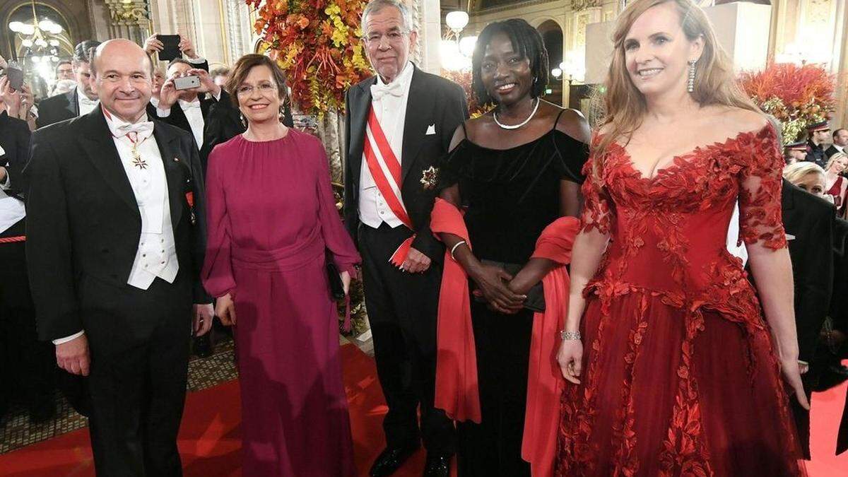 Bundespräsident Van der Bellen mit seiner Frau Doris Schmidauer, Auma Obama, Maria Großbauer und Dominique Meyer (r.)