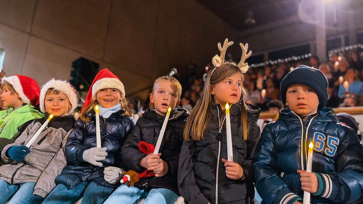 Die Kinder animierten die Teilnehmer zum Mitsingen