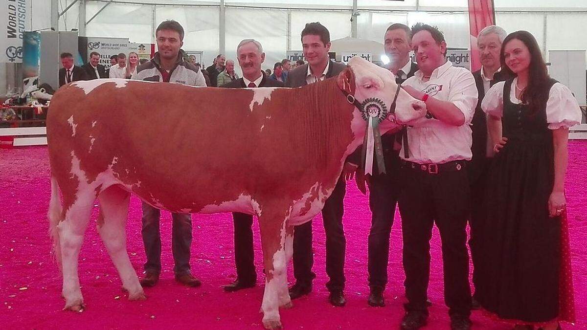 Benjamin Mariner (2. von rechts) war mit seiner &quot;Estelle&quot; beim Bundeschampionat der Jungzüchter erfolgreich