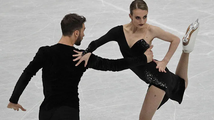 Im ersten Teil des Eistanz-Bewerbs setzten sich die dreifachen französischen Weltmeister und Titelverteidiger Gabriella Papadakis/Guillaume Cizeron mit 88,42 Punkten durch.