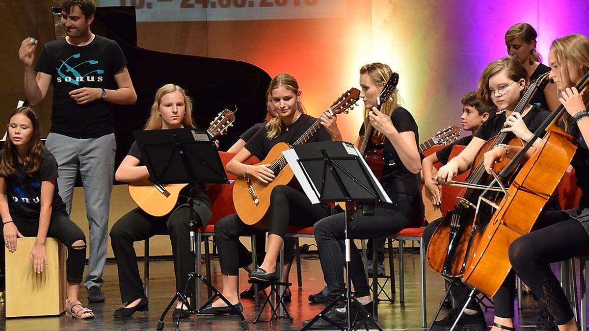 Im Werkhof Bistrica in Feistritz können die Kursteilnehmer ungestört musizieren und sich auf die Konzerte vorbereiten Die Stücke werden in unterschiedlichen Ensembles bearbeitet