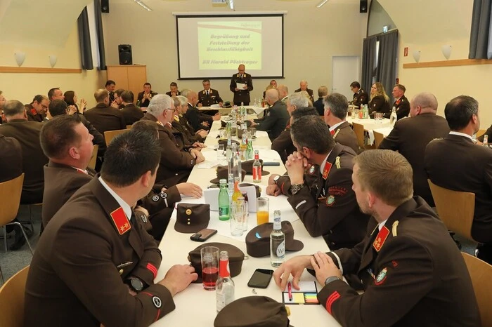Bei der vor dem Bereichsfeuerwehrtag stattgefundenen Delegiertensitzung wurden aktuelle und zukünftige Themen rund um das Feuerwehrwesen mit den Offizieren und Sonderbeauftragten besprochen.