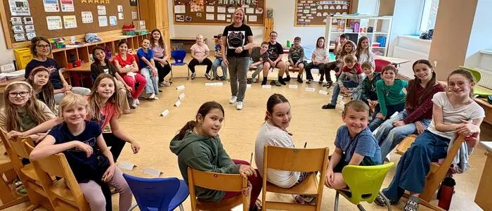 Die teilnehmenden Schülerinnen und Schüler der VS St. Peter im Sulmtal mit Workshop-Leiterin Anja Ebenschweiger