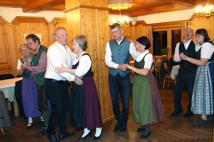 „Während der Advent- und Fastenzeit wird pausiert“ betont Sauseng. Unter den Tanzpaaren waren auch Brunhilde und Robert Sedelmaier. „Wir sind öfter dabei, auch bei anderen Volkstanzveranstaltungen“, erzählen die beiden.