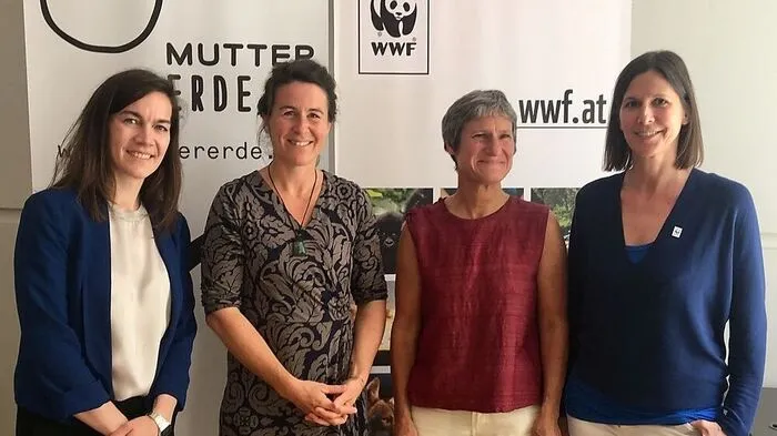 Präsentation der Studie über Wegwerfgesellschaft gemeinsam mit WWF Österreich und Mutter Erde mit (v.l.n.r) Anita Malli (Mutter Erde), Franzisca Weder und Renate Hübner (Universität Klagenfurt) sowie Andrea Johanides (WWF Österreich) 