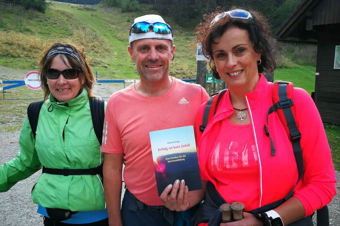 Gemeinsam mit dem Autor wanderten die Besucher zum Frauenalpengipfel.