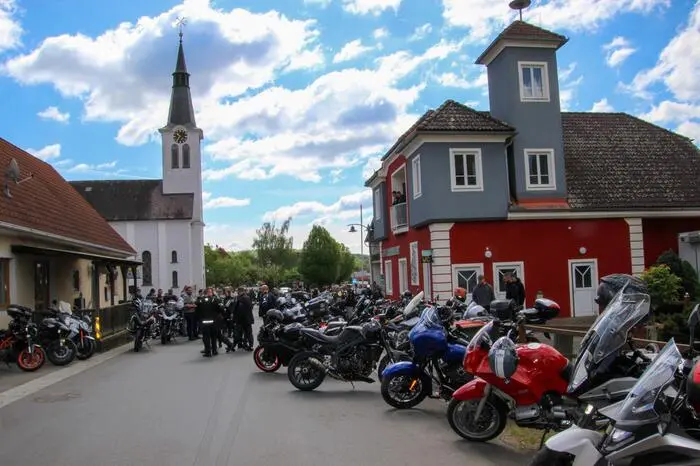 An die 150 Motorräder wurden in Bierbaum am Auersbach gesegnet