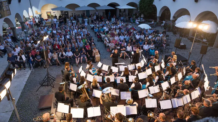 Beeindruckendes Ambiente für das Open Air der Stadtkapelle Klagenfurt war der Burghof.