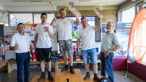 Die Gewinner Kfz-Technik mit Innungsmeister Michael Schnabl und Lehrlingsbeauftragten Bernhard Plasounig: Jakob S. Mutzl (Platz 2), Jonathan Weber (Platz 1) und Stephan Hinteregger (Platz 3)