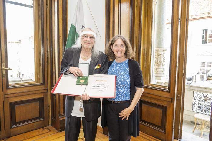"Danke für deine Musik, die uns immer noch so berührt": Bürgermeisterin Elke Kahr überreichte Schiffkowitz das Ehrenzeichen