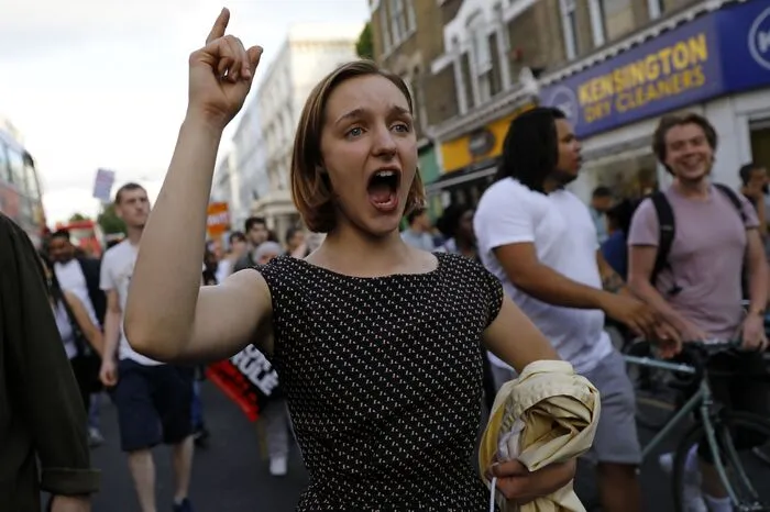 Nach dem Unglück geben viele Bürger der britischen Regierung eine Mitschuld an dem Feuer in dem Hochhaus im Stadtteil Kensington.