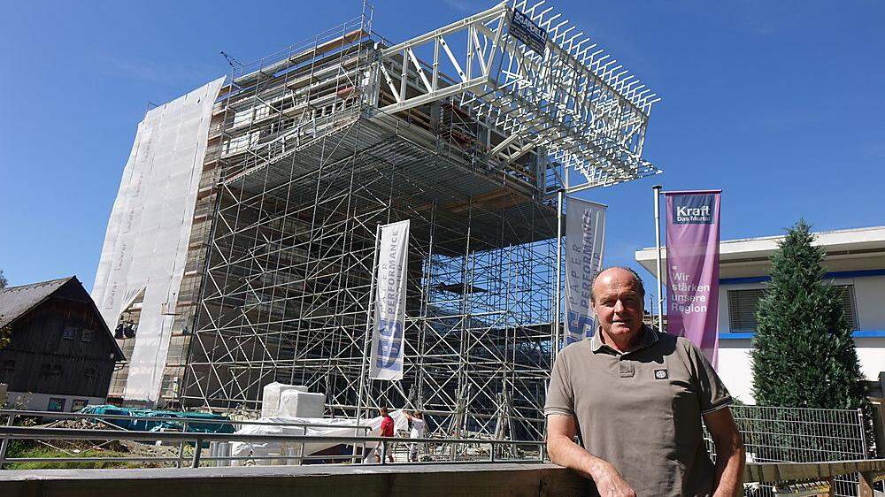 IBS-Chef Klaus Bartelmuss vor dem 26 Meter hohen Büroturm, der bis Jahresende 2020 fertig sein soll