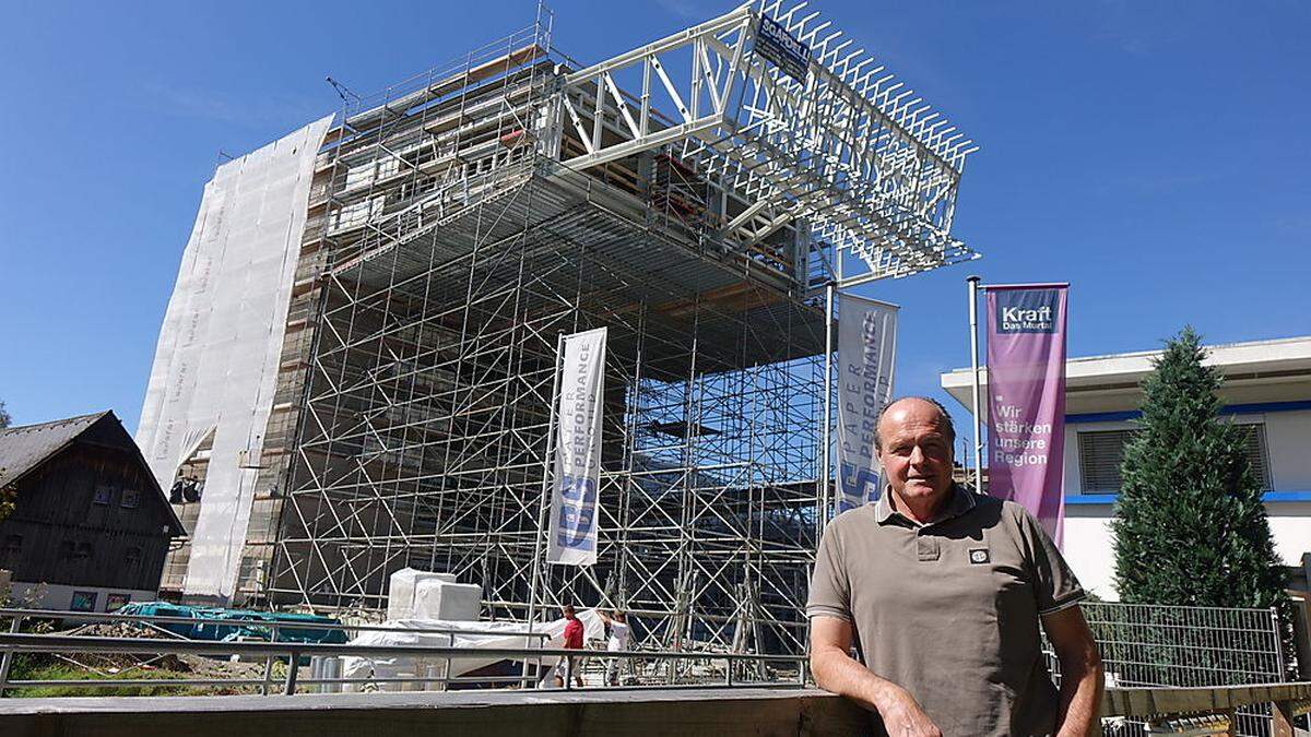 IBS-Chef Klaus Bartelmuss vor dem 26 Meter hohen Büroturm, der bis Jahresende 2020 fertig sein soll