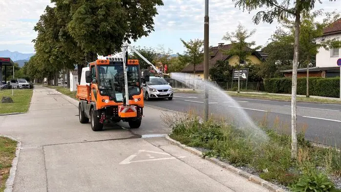 Ein Bewässerungswagen neben der Straße