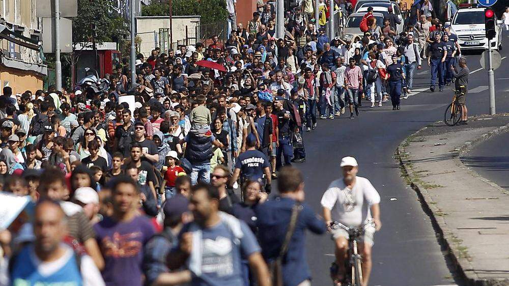 Tausende Migranten marschieren Richtung Westen