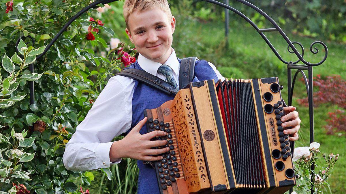 Leon Pühringer stellt sein Können im Finale des Steirischen Harmonikawettbewerbs unter Beweis