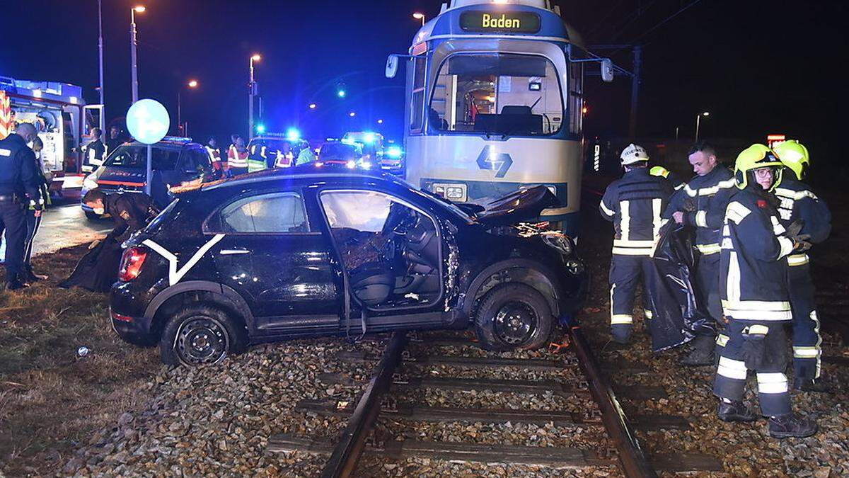 Pkw mit Badner Bahn kollidiert: Eine Tote und drei Schwerverletzte