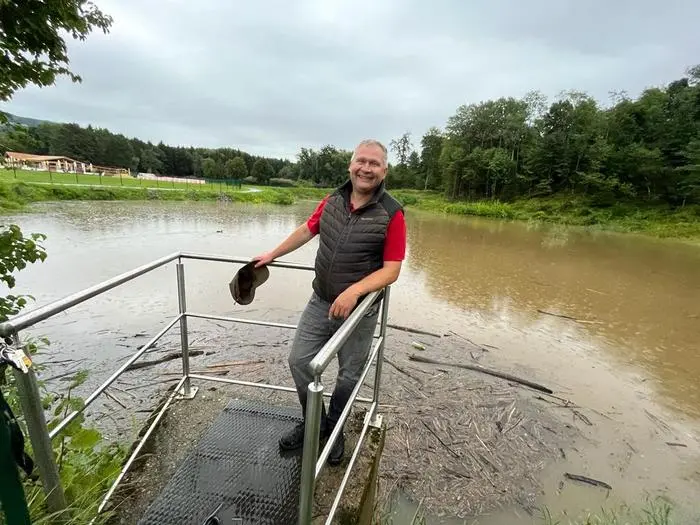 Bürgermeister Alexander Allmer bei der Begutachtung der Rückhaltebecken