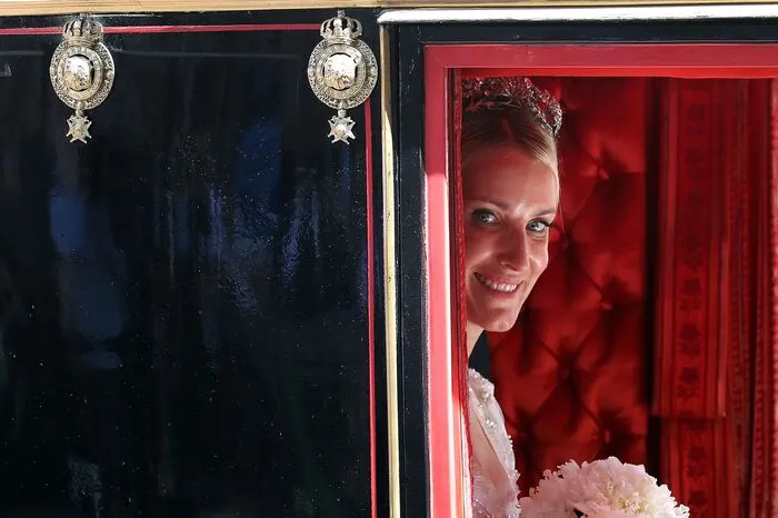 In einer historischen Kutsche fuhren der Erbprinz und seine Frau am Nachmittag nach Herrenhausen. In der Galerie Herrenhausen hatte das Brautpaar seine Gäste zu einem Empfang geladen, bevor am Abend die private Familienfeier auf Schloss Marienburg stattfinden sollte.