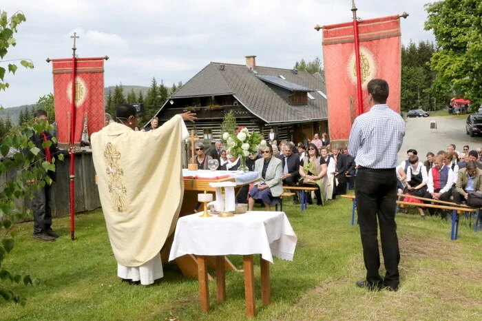 Auf 1182 Metern Seehöhe am Dreifaltigkeitssonntag gesehen wurden unter anderen Pfarrgemeinderatsobfrau Hannelore Buggelsheim, Straßenmeister Günter Salbrechter, Diplompädagogin Isabella Kerth, die Wirtsleute Gabriele und Eduard Pleschutznig, die Bundesleiterin der „Freunde Naturgemäßer Lebensweise“, Sieglinde Salbrechter, Glantaler-Obmann Gernot Zechner sowie der ehemalige ORF-Kameramann Anton Wieser. 