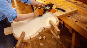 Mit einer billigen Gitarre fällt es schwerer, das Instrument zu erlernen. Wer auf Qualität setzt, hat mehr Freude am Saitenspiel