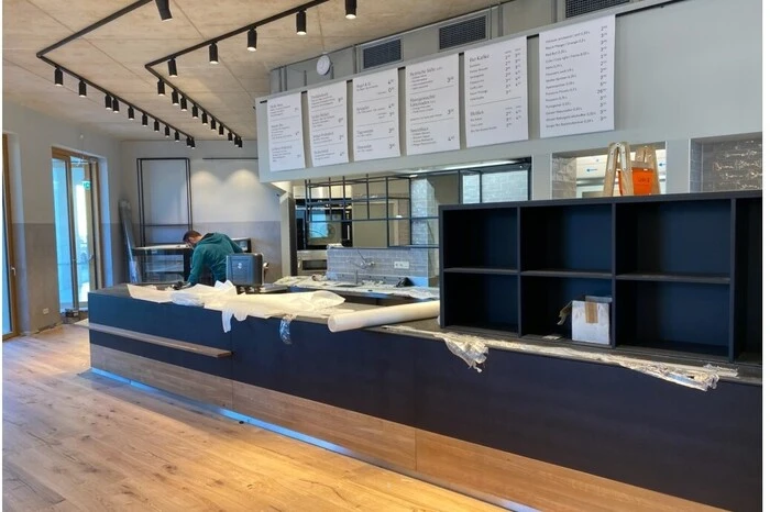 Gleich hinter dem Lend-Hotel ist die knackfrische Filiale schon fast fertig.