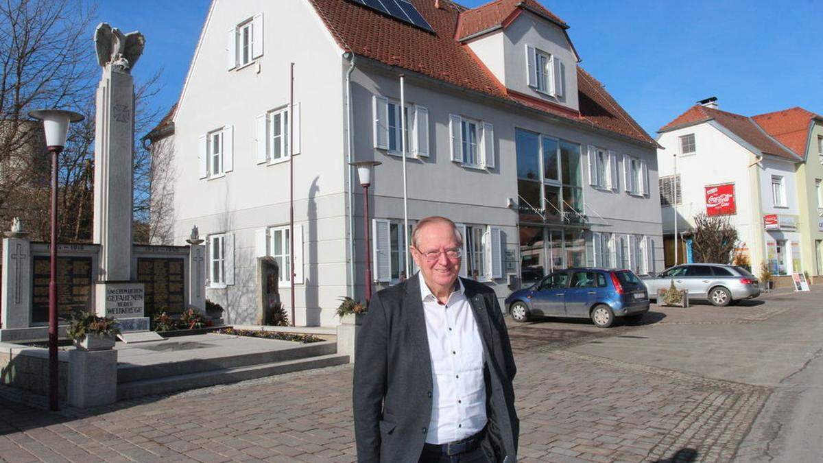 Robert Hammer vor seinem &quot;Stammhaus&quot; - dem Gemeindeamt von Unterlamm