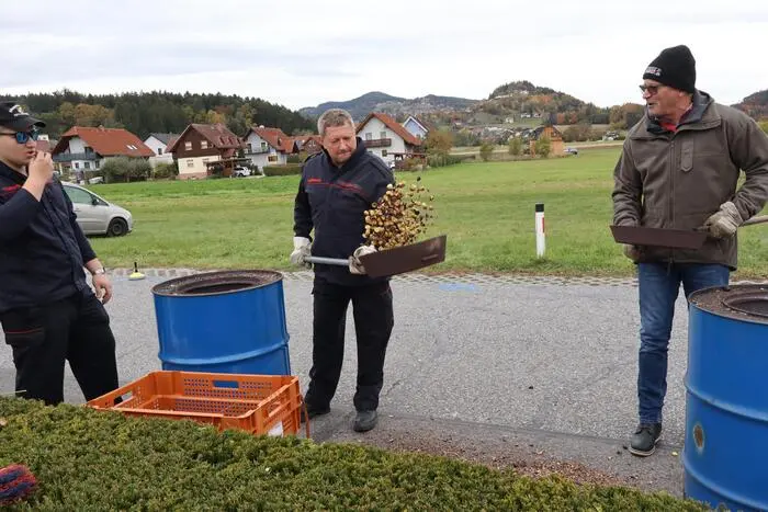 Neben köstlichen Grillvariationen, selbstgebackenen Mehlspeisen und Kastanien wurde den zahlreichen Besuchern wieder ein abwechslungsreiches Programm geboten.