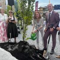 Sie setzten einen symbolischen Baum: Die Geschäftsführer der „Wood Vision Lab GmbH“ Weiz Bernadette Karner (links) und Helmut Wiedenhofer (rechts) mit Bürgermeisterin Bettina Bauernhofer, Landesrätin Simone Schmiedtbauer (Mitte) und Landesrat Willibald Ehrenhöfer