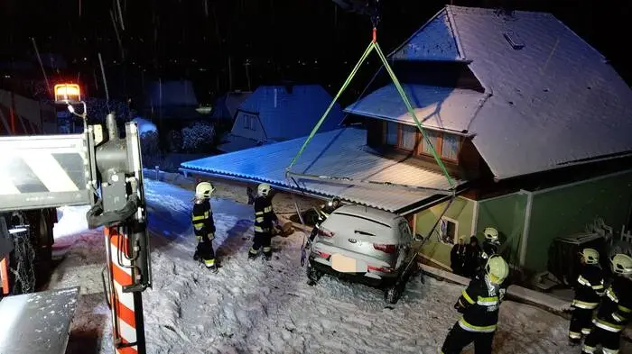 Der starke Schneefall fordert die Feuerwehren des Bereiches Leoben. So mussten in den letzten 24 Stunden bereits 14 technische Einsätze von 12 Feuerwehren des Bereiches Leoben abgearbeitet werden. Hier ist die FF Trofaiach bei einer Fahrzeugbergung im Einsatz.