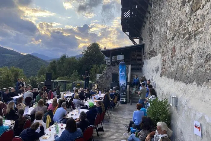Sein kraftvoller Live-Klang füllte die historische Location und die Gäste waren von seinem Indie-Folk-Klang begeistert.