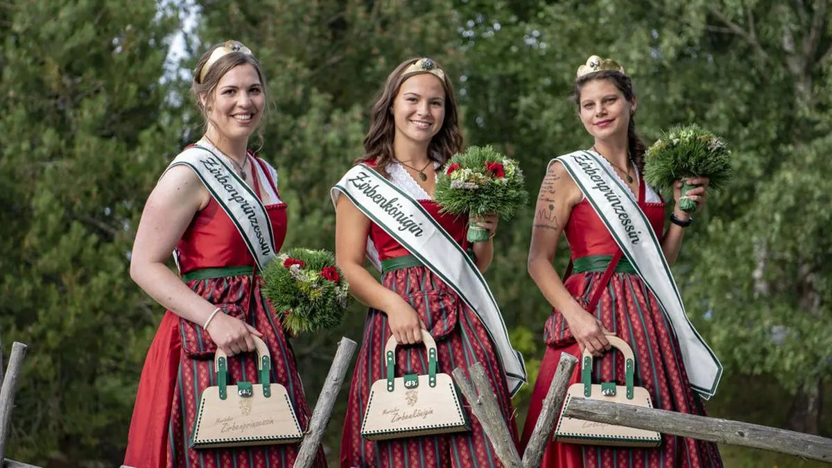 Die amtierenden Zirbenhoheiten Melanie, Julia und Jennifer