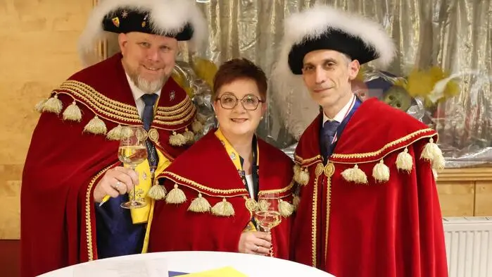Am Wochenende lud die Faschingsgilde Althofen unter Präsident Carsten Passiel (links) zur Premierensitzung in das örtliche Kulturhaus. Eines kam bei der Faschingssitzung am Samstag klar zum Vorschein: Sowohl das regionale Geschehen als auch die hohe Bundespolitik wurden verstärkt durch den Kakao gezogen. 