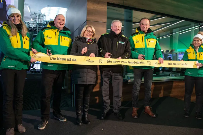 Mehr als 300 Gäste aus Politik, Wirtschaft und Tourismus feierten in Schladming die Eröffnung der neuen Zehner-Gondelbahn auf die Planai. Die größte Investition in der Geschichte der Planai-Hochwurzen-Bahnen wurde in nur 234 Tagen Bauzeit gestemmt.