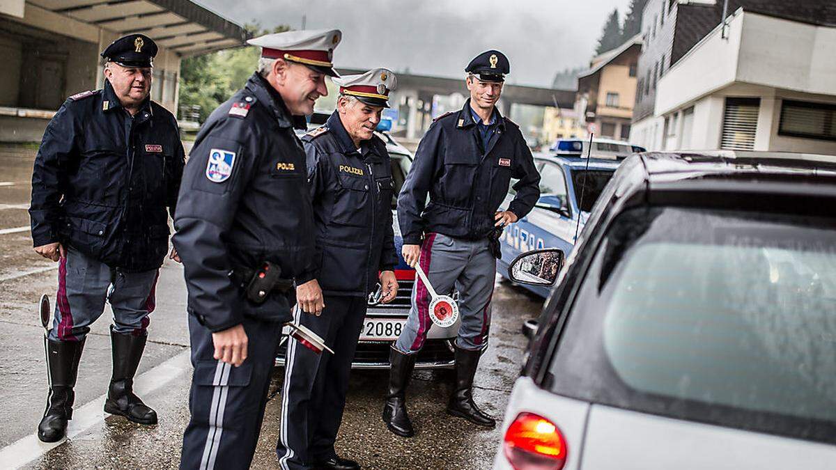 Italienische und österreichische Polizisten bei der Grenzkontrolle