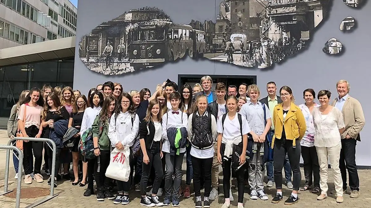 Schülerinnen und Schüler vor dem MuseumCenter Leoben