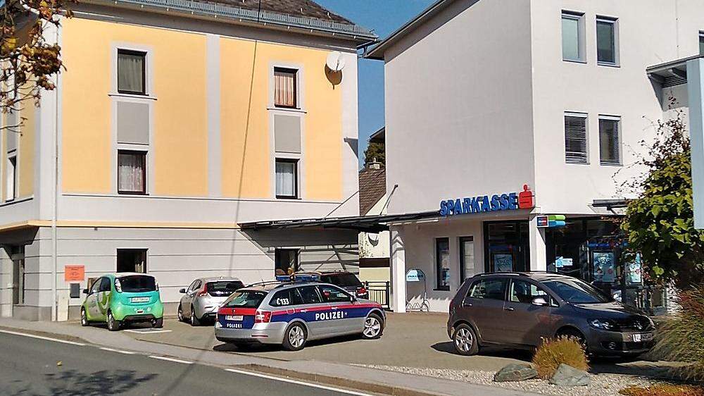 Die Sparkasse in Moosburg wurde Freitagmittag überfallen. Ersten Informationen zufolge dürfte der Täter kein Geld erbeutet haben