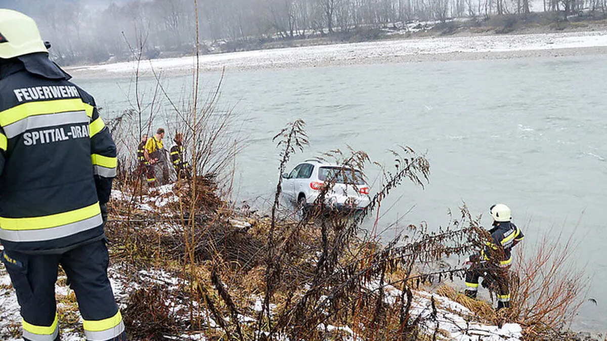 Ein Passant, der den aus der Drau ragenden Pkw gegen 9.30 Uhr bemerkte, verständigte die Einsatzkräfte