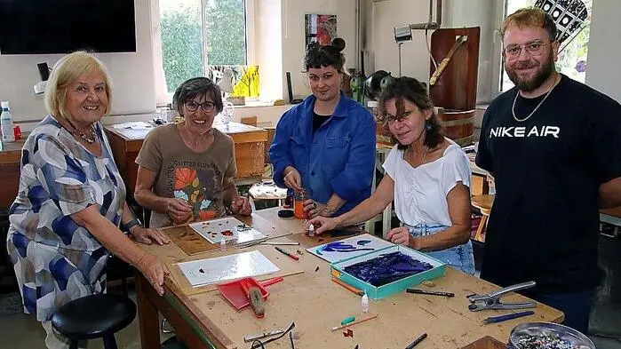 Das junge Glaskünstler-Geschwisterpaar Lena und Jan Prehal lud zu einem Glas-Fusing-Workshop in sein Werkhaus nach Kainach ein.