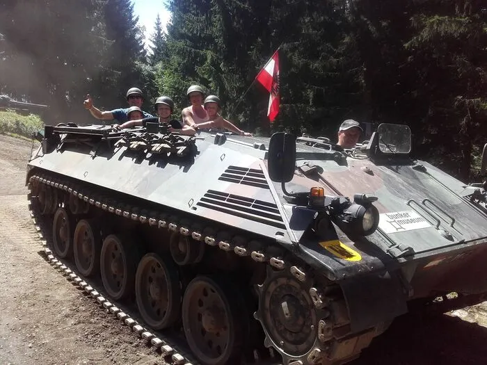 Panzerfahrt mit Familie  | Zum Nationalfeiertag das Bunkermuseum besuchen