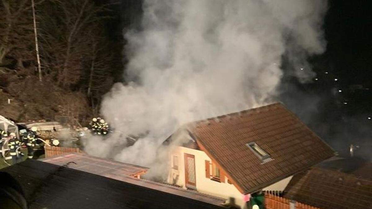 Das Nebengebäude stand beim Eintreffen der Feuerwehren bereits in Vollbrand und drohte auf das angrenzende Wohnhaus überzugreifen