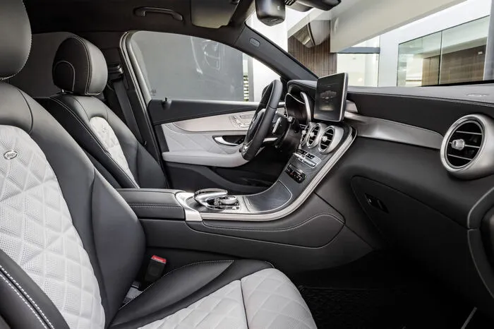 Serienmäßig bietet das neue GLC Coupé ein Sportfahrwerk Dämpfern mit fünf Fahrprogrammen und eine Direktlenkung. Beim Fahrwerk gibt es die Wahl zwischen Stahlfederung mit verstellbarer Dämpfung oder der optionalen Mehrkammerluftfederung.